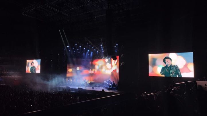 Sabina cae del escenario durante su concierto en Madrid y es atendido por Emergencias.