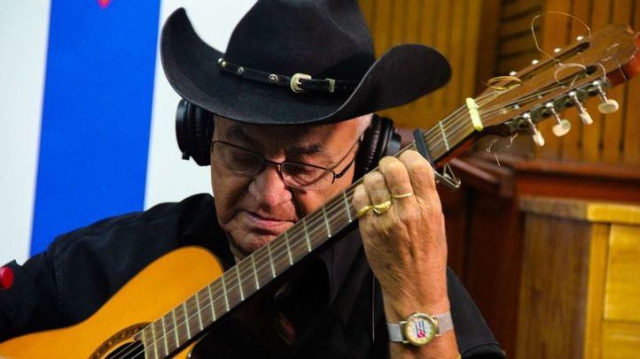 Hay que seguir el consejo del gran Eliades Ochoa: 'Vamos a bailar un son'
