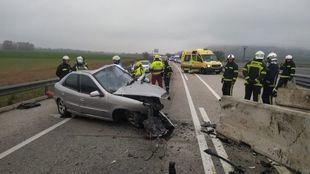 Muere tras salirse de la vía e impactar contra un muro