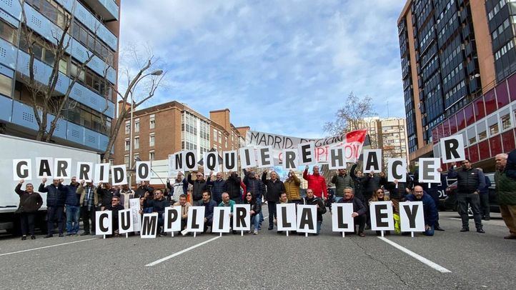 Varias asociaciones de taxistas se concentran en la calle Orense contra los VTC.
