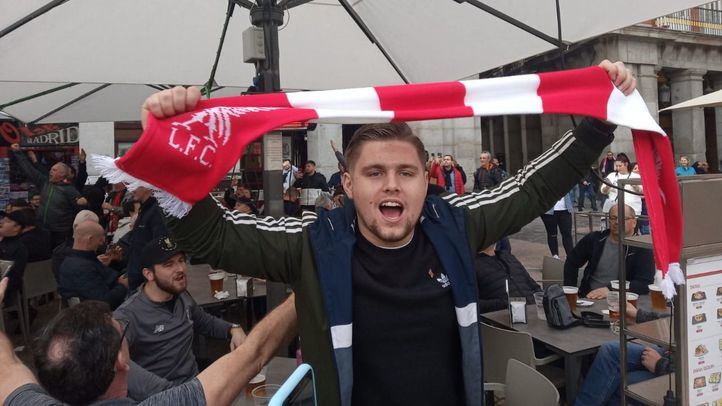 Los aficionados del Liverpool toman Madrid