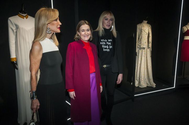 Carmen Lomana y Marta Rivera, en la exposición en homenaje a David Delfín