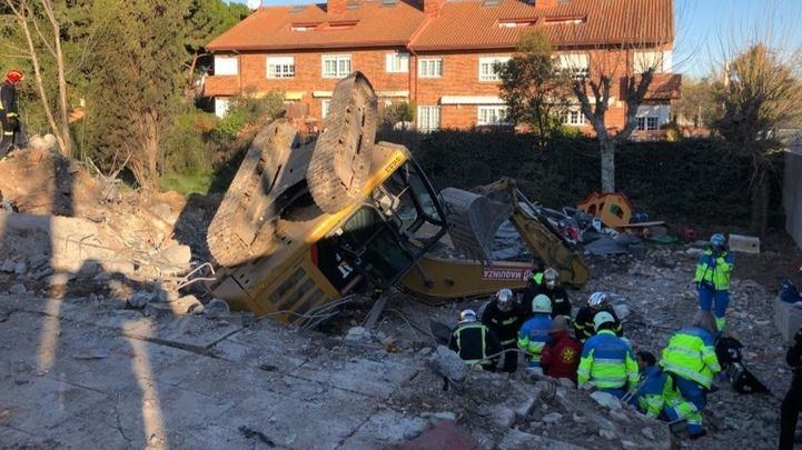 El operario ha podido salir de la cabina por su propio pie.