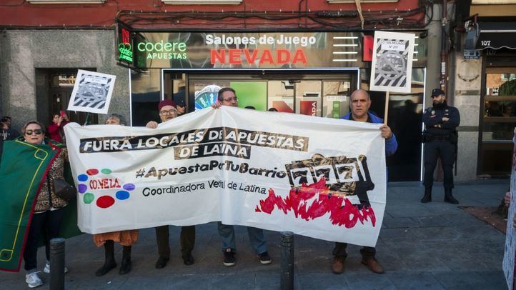 Los vecinos de Latina protestan en el Paseo Extremadura por las casas de apuestas
