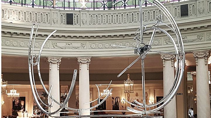 La obra rememora la estación Pennsylvania de Nueva York derribada en 1963.