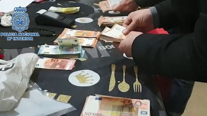 Imagen del dinero y objetos en uno de los registros a una banda desarticulada dedicada a estafas mediante teléfonos móviles.