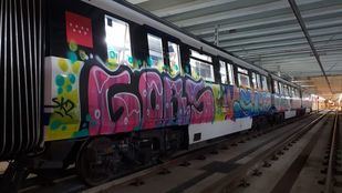 Un grupo de grafiteros pinta un tren de la línea 12
