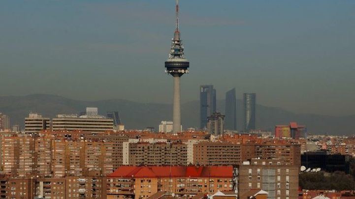 La boina de contaminación, alrededor del Pirulí
