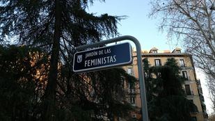 El Ayuntamiento repone la placa desaparecida del Jardín de las Feministas