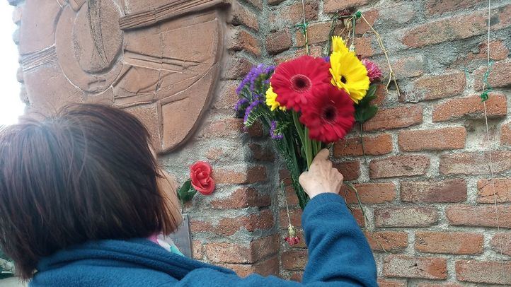 Recital de versos de Miguel Hernández en el Cementerio de la Almudena