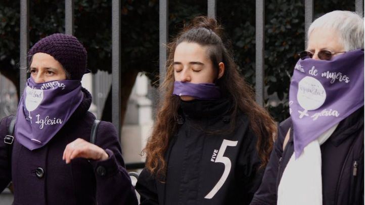 Concentración frente a la Almudena de mujeres religiosas que reivindican un mayor papel femenino en la Iglesia