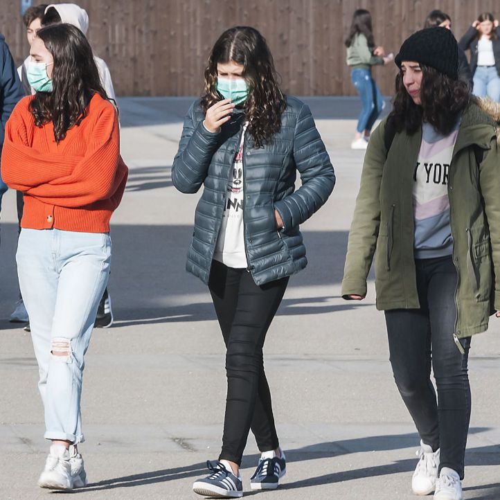 Estudiantes con máscaras paseando por Madrid