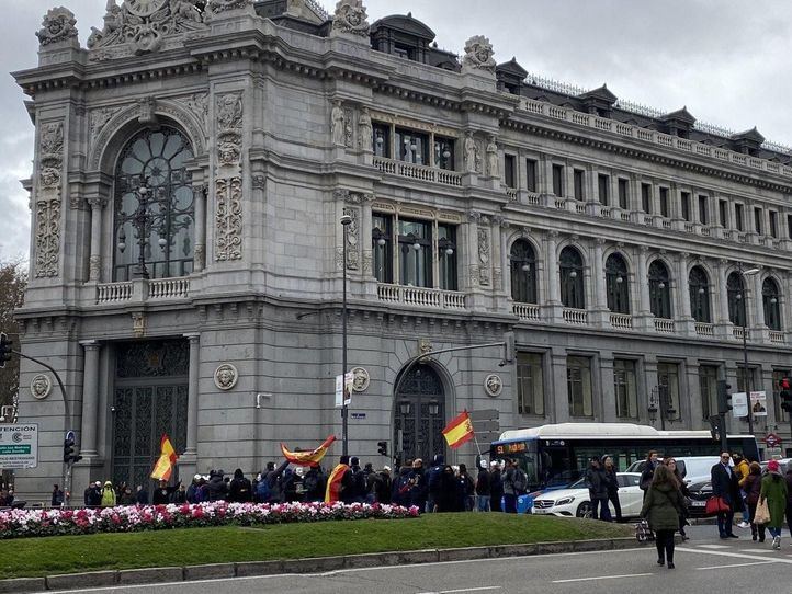 Los guardias civiles y policías cortan la calle Alcalá por la 'equiparación salarial'