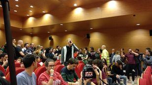 Un grupo de jóvenes revienta un acto de Iglesias en la UCM