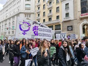 Estudiantes se manifiestan contra el 'pin parental' en una jornada de huelga previa al 8 de Marzo
