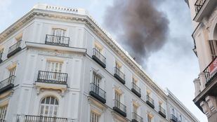 Sofocado un aparatoso incendio en las inmediaciones de la Puerta del Sol