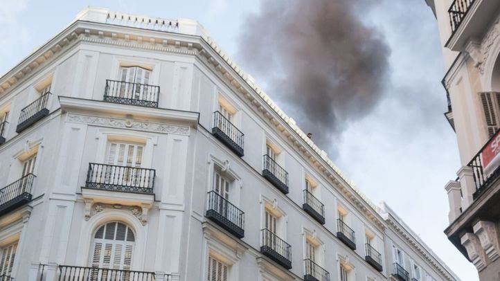 Sofocado un aparatoso incendio en las inmediaciones de la Puerta del Sol