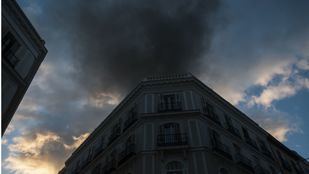 Desalojado de manera preventiva el edificio incendiado en Sol