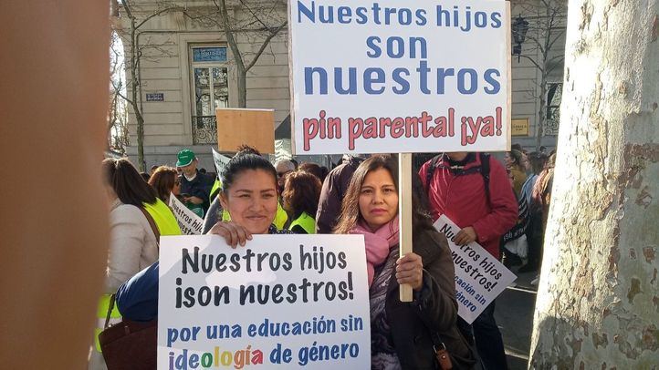 Padres y familias se manifiestan para pedir la implantación del pin parental