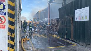 Arden 2.000 metros cúbicos de papel en una nave de San Blas