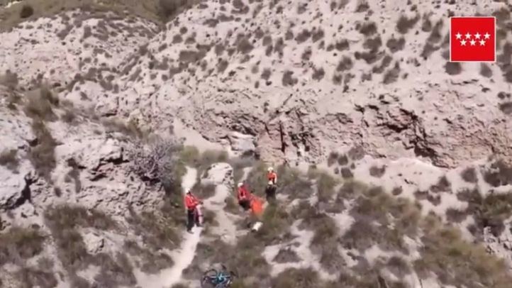Momento del rescate del ciclista accidentado
