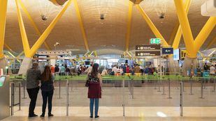 Vigilantes de seguridad de Barajas denuncian la "falta de medios" de protección tras confirmarse el contagio de un trabajador