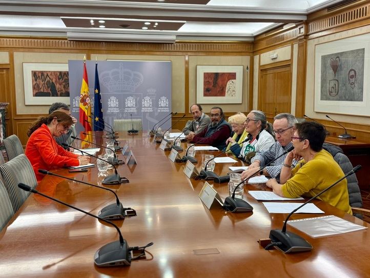 Reunión entre la ministra de Sanidad y los representantes de la plataforma vecinal