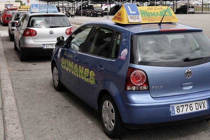 coches de autoescuela esperando para exámenes conducir