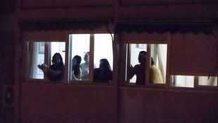 Aplausos para homenajear a los sanitarios que luchan contra el coronavirus