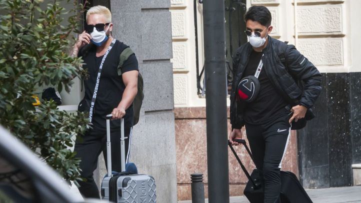 Turistas con mascarillas