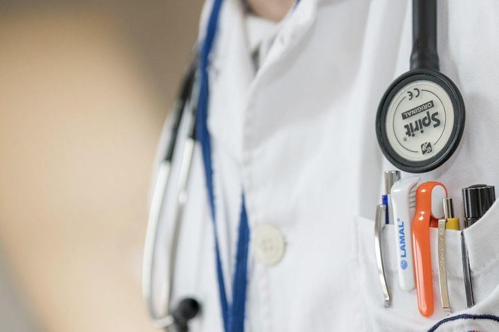 Madrid podrá incorporar ya a sanitarios jubilados y a estudiantes de Medicina y Enfermería