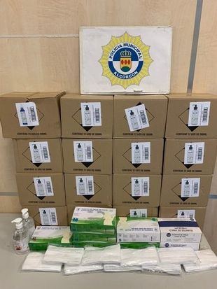 La Policía de Alcorcón interviene 90 mascarillas y 900 guantes en un local