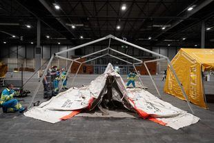 Enrique López visita junto a Marlaska y Robles el hospital de Ifema, que ya atiende a 127 enfermos