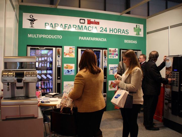 Feria Infarma. Un Stand muestra una parafarmacia automática de funcionamiento 24 horas.
