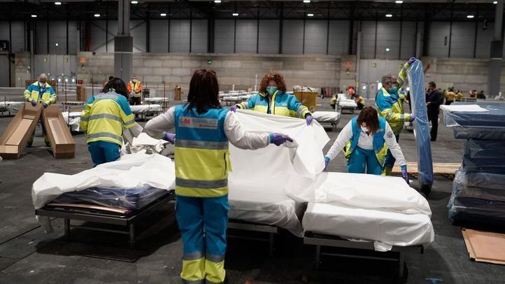 Sanitarios del Summa en el nuevo 'hospital' habilitado en Ifema.