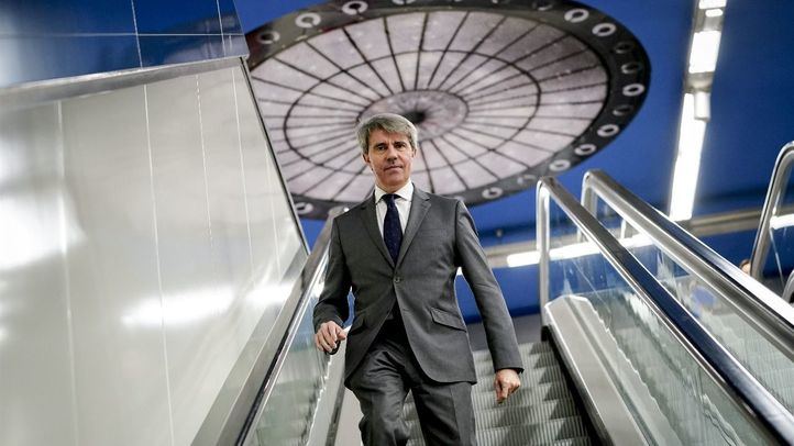 Imagen de recurso del consejero de Transportes, Ángel Garrido, bajando por una escalera mecánica de una de las estaciones de Metro de Madrid.