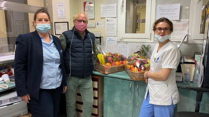 Reparto de fruta a los hospitales madrileños el pasado viernes.