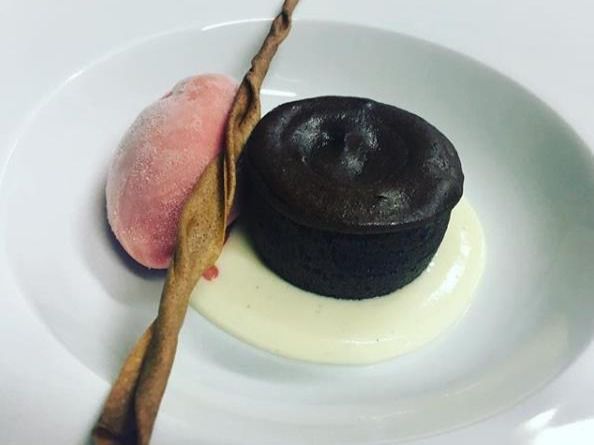 Coulant de chocolate, sopa de chocolate blanco y helado de fresa