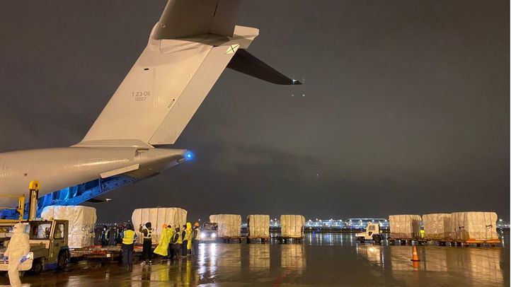 Tabajadores en Shangai cargan el avión del Ejército del Aire con material sanitario.