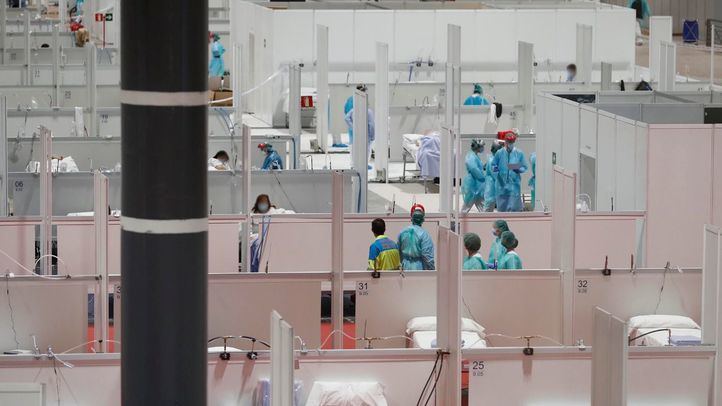 Sanitarios en el hospital habilitado en Ifema para atender a pacientes con coronavirus.