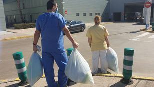 Batas solidarias con bolsas de basura para el personal sanitario de Madrid