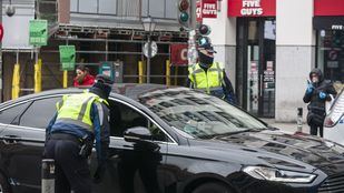 Más de 2.400 multas, 823 coches interceptados y 12 detenidos el martes