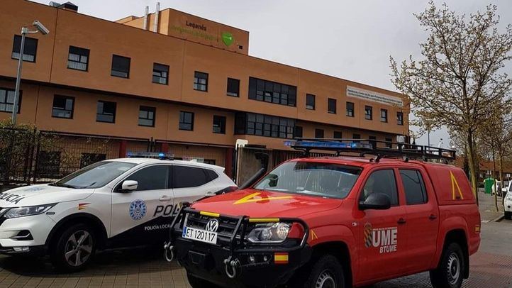 Vehículos emergencias ante residencia mayores en Leganés.