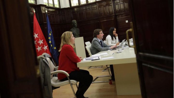 Junta de Gobierno del Ayuntamiento de Madrid presidida por José Luis Martínez-Almeida, acompañado por Begoña Villacís e Inmaculada Sanz.