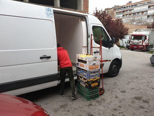 Los mercados municipales repartirán hoy fruta a varias comisarías de Policía y al Banco de Alimentos