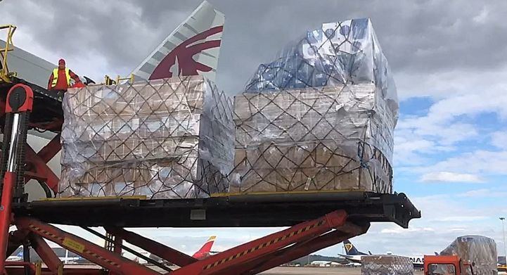 Llegada del avión con material sanitario comprado por la CAM desde China