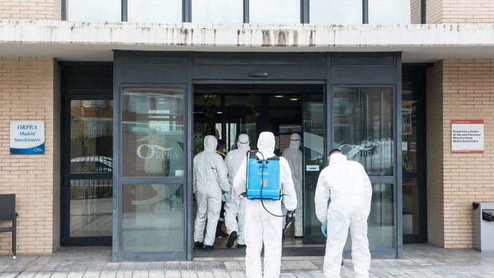 La UME desinfecta una residencia de mayores.