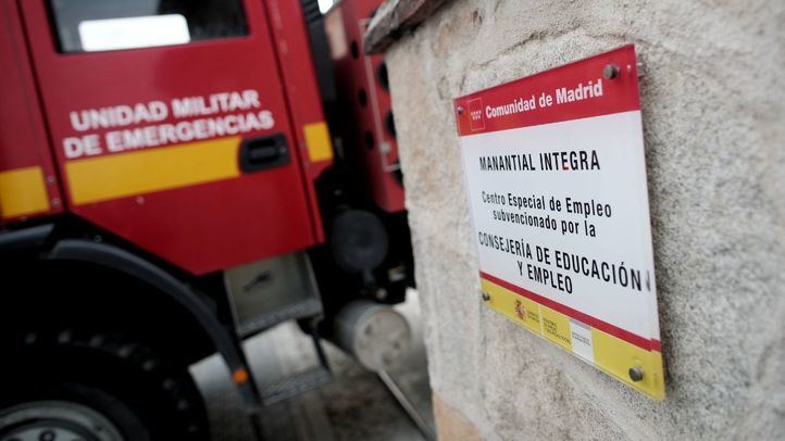 Un vehículo de la Unidad Militar de Emergencias desinfecta la Fundación Manantial.