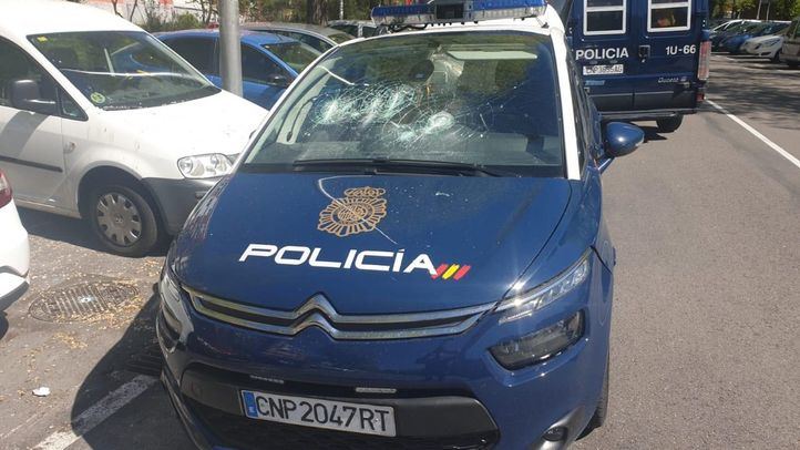 Uno de los coches patrulla, dañado por el individuo.