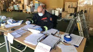 El centro logístico de IFISE reparte material entre residencias, hospitales y cuerpos de seguridad